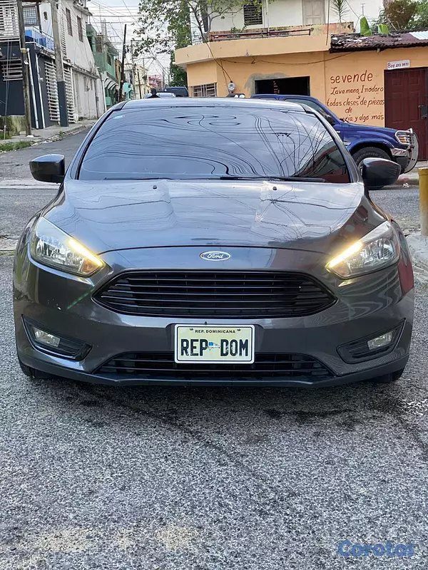 carros - Ford FocusSolo tiene un detalle un golpe en el baúl  3