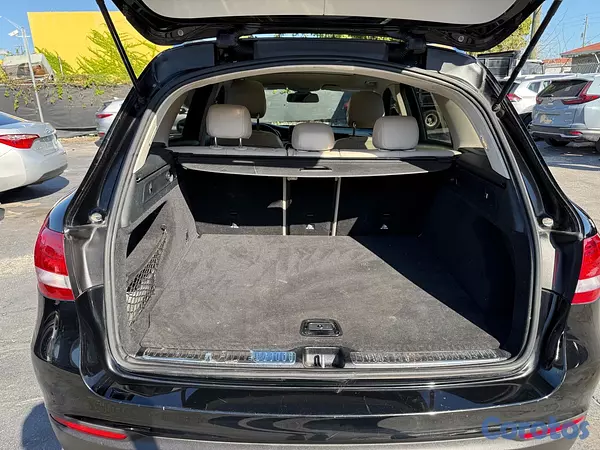 jeepetas y camionetas - Mercedes-Benz GLC 300 2019 Full Luxury Excelente Estado 6