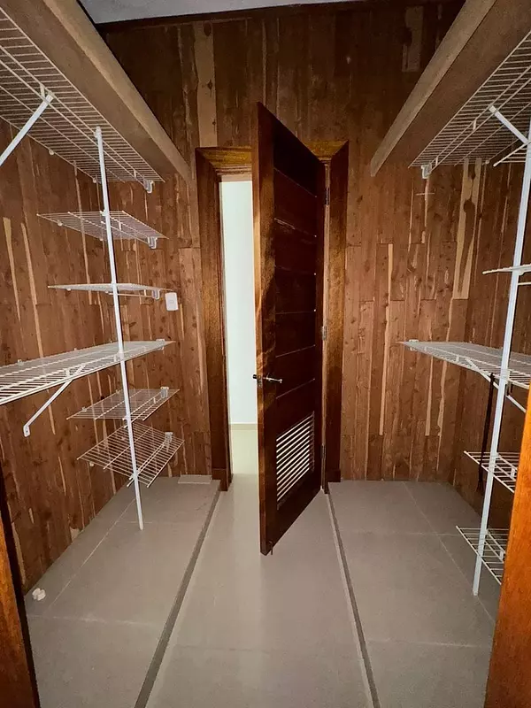 apartamentos - Apartamento en Alquiler
SERRALLES
USD 1,500.00 (Mantenimiento incluido)

 7