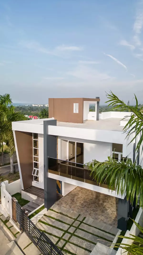 casas - Preciosa Casa de 3 Niveles Estilo Villa en Puerto Plata  2