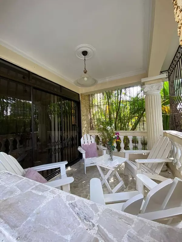 casas - Residencia de 2 Niveles en Los Laureles  3