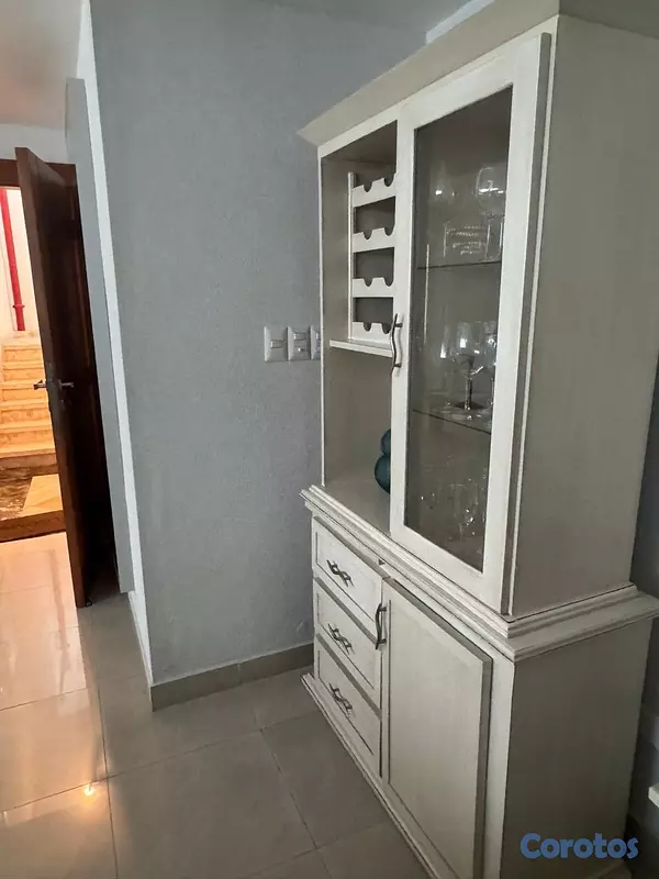 muebles y colchones - Vitrina caoba color beis  1