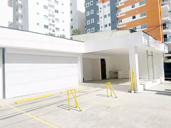 oficinas y locales comerciales - Local en Naco con terraza  2