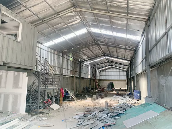 oficinas y locales comerciales - Nave céntrica y amplia  5