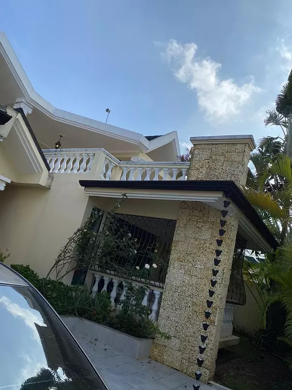 casas - Residencia de 2 Niveles en Los Laureles  4