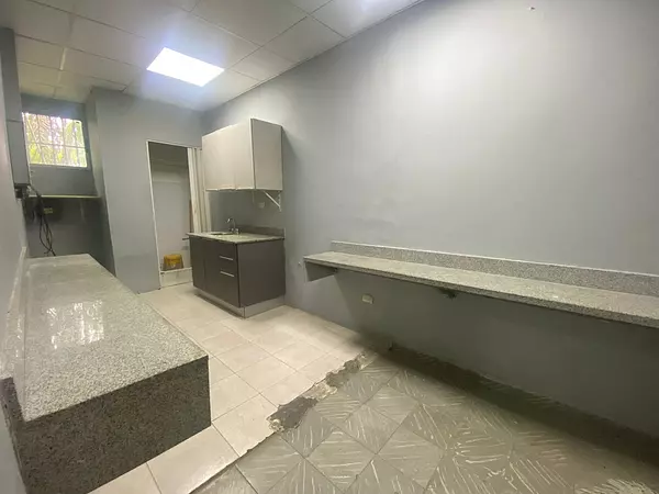 oficinas y locales comerciales - 🔵Alquilo Local 350 mts 3er piso en Gazcue  para oficina o negocio 
 6