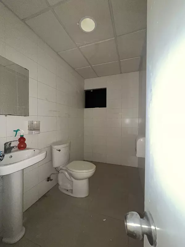 oficinas y locales comerciales - Local en alquiler con Drive thru en avenida principal 7