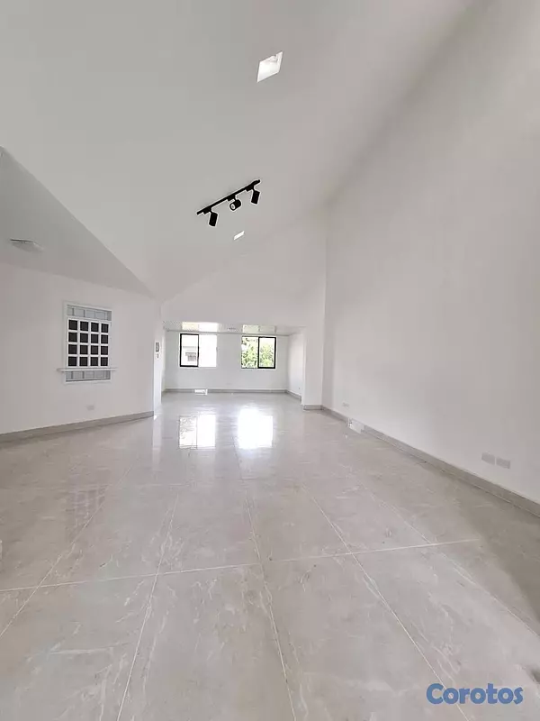 apartamentos - vendí Evaristo Morales piso 4 tres habitaciones con su baño no ascensor parqueo 7