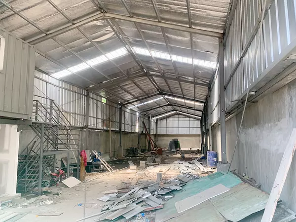 oficinas y locales comerciales - Nave céntrica y amplia  6