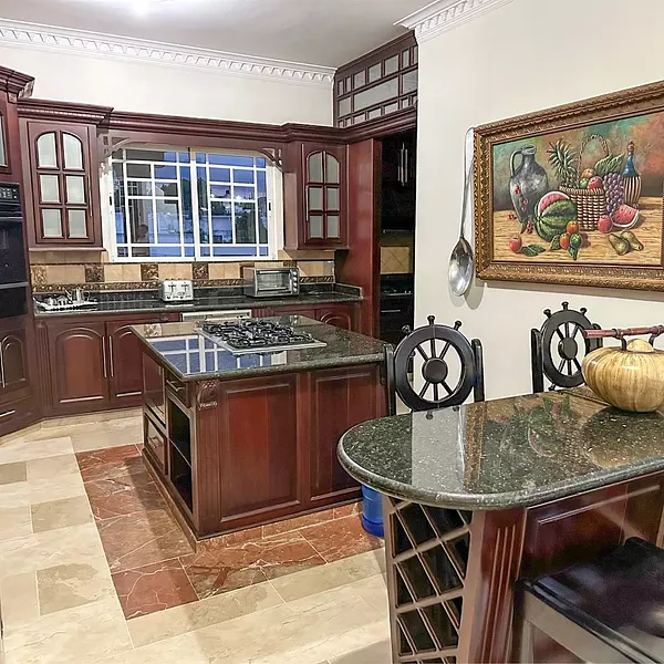 casas - Mansion de 3 Niveles ubicada en Cerro Alto  7