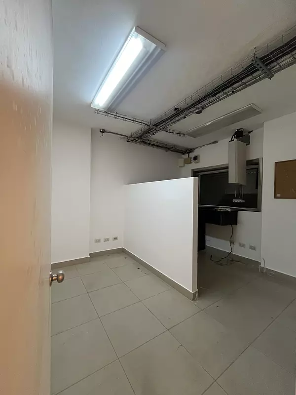 oficinas y locales comerciales - Local en alquiler con Drive thru en avenida principal 8