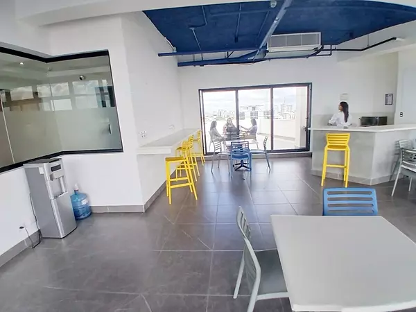 oficinas y locales comerciales - Local céntrico en Evaristo morales  3