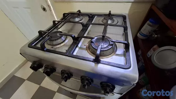 cocina - Estufa Continental de 4 hornillas y horno. 4