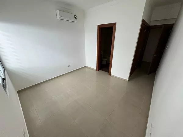 apartamentos - Apartamento en Alquiler
SERRALLES
USD 1,500.00 (Mantenimiento incluido)

 8