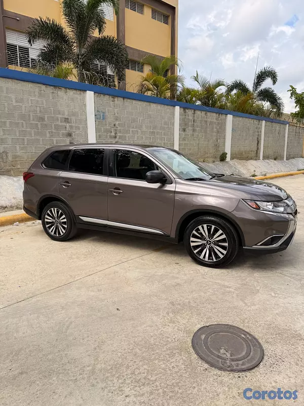 jeepetas y camionetas - Mitsubishi Outlander 2020 10