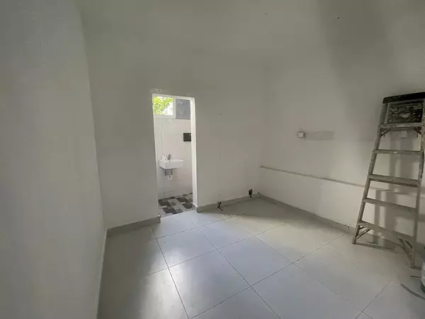 oficinas y locales comerciales - Local céntrico en los Prados 5