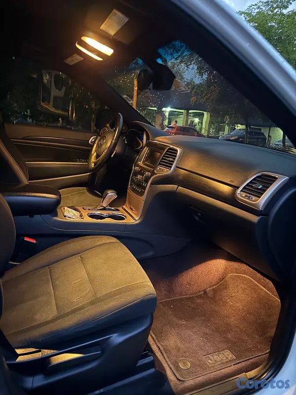 jeepetas y camionetas - Jeep Grand Cherokee Laredo 2017 4