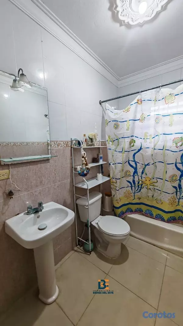 casas - Se vende amplia casa DE ESQUINA en la Entrada del  9