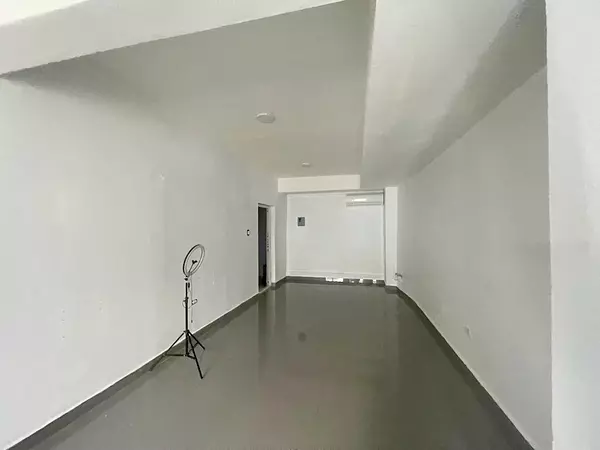 oficinas y locales comerciales - Local céntrico en los Prados 6