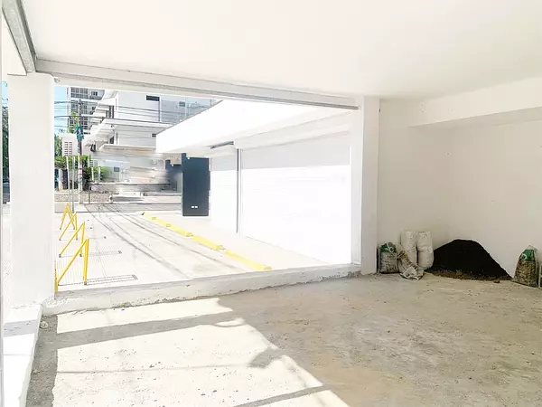 oficinas y locales comerciales - Local en Naco con terraza  7