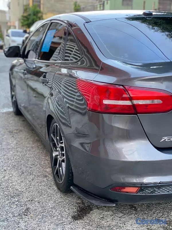 carros - Ford FocusSolo tiene un detalle un golpe en el baúl  4