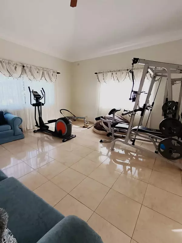 casas - Se vende de oportunidad Casa de dos niveles Cerros de Arroyo Hondo 
USD$425,000 10