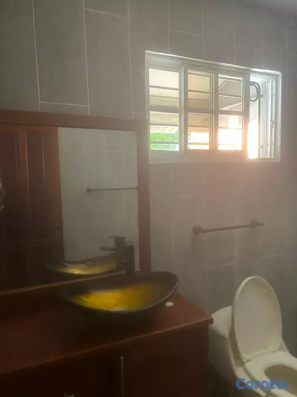 casas - Casa de dos niveles en venta en zona tranquila y r 10