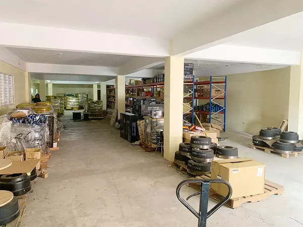 oficinas y locales comerciales - Local céntrico y amplio  8
