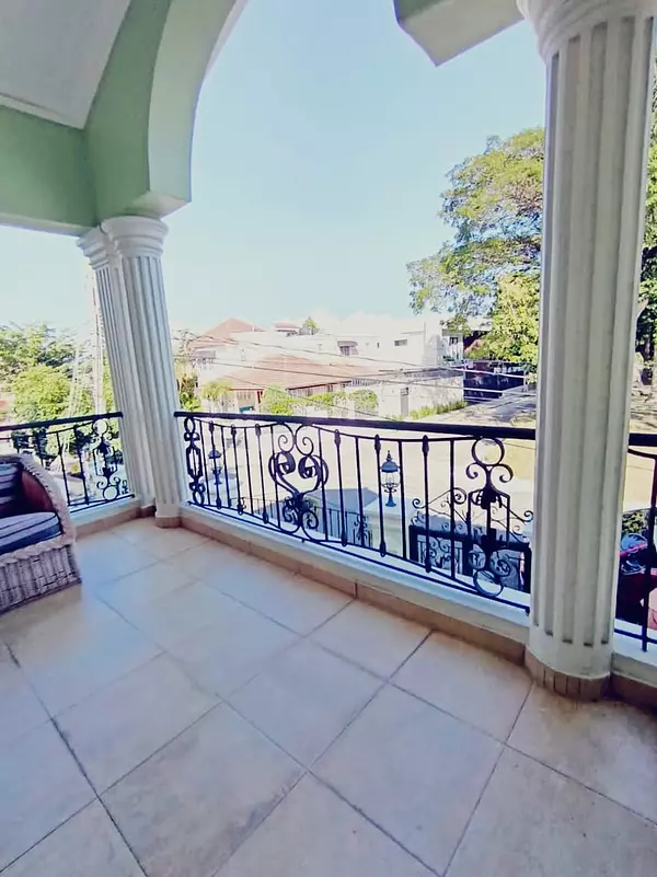 casas - Se vende de oportunidad Casa de dos niveles Cerros de Arroyo Hondo 
USD$425,000 8