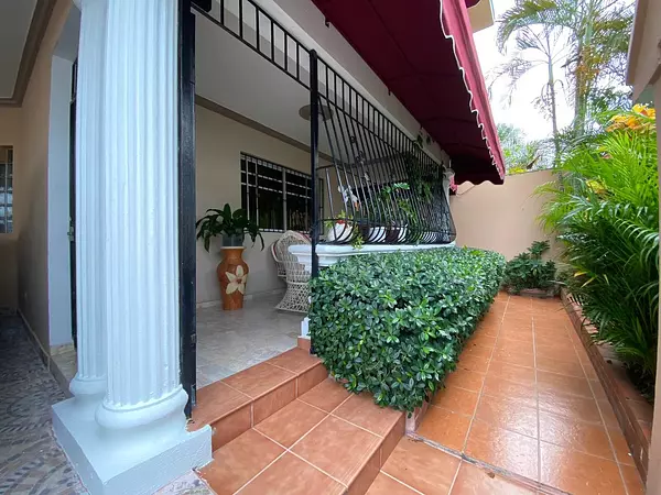 casas - Casa dos niveles con patio, Corales del Sur, Cerca de la Charles con las America 1