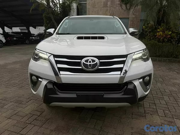 jeepetas y camionetas - Toyota fortuner 2017 3