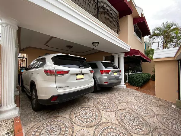 casas - Casa dos niveles con patio, Corales del Sur, Cerca de la Charles con las America 2