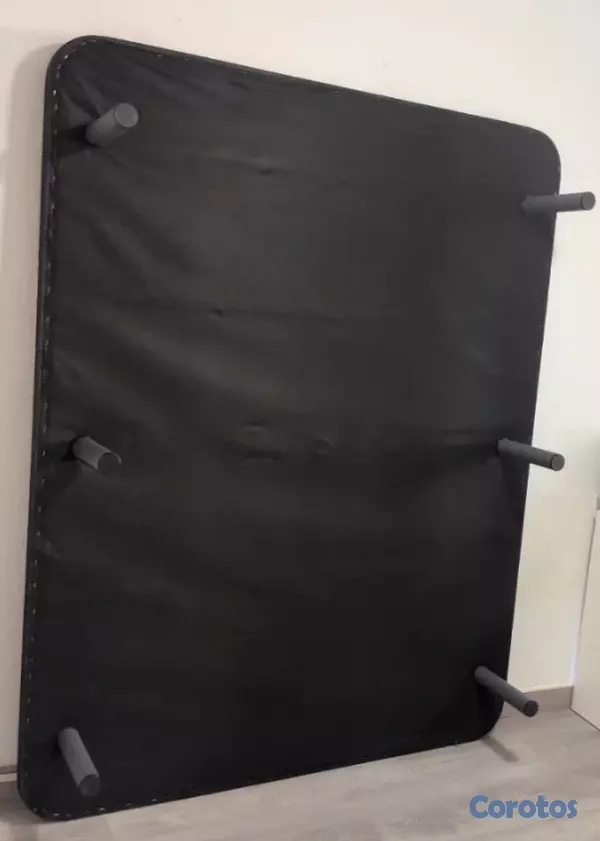 muebles y colchones - Se vende base de cama 135cm  en color negro, con diseño moderno y resistente.  3