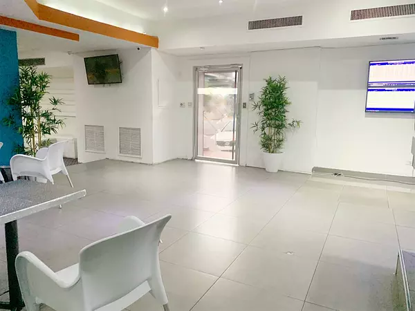 oficinas y locales comerciales - Local céntrico en Piantini 4