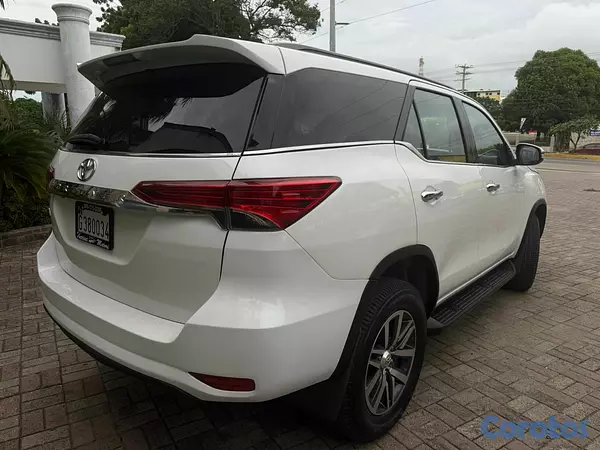 jeepetas y camionetas - Toyota fortuner 2017 4