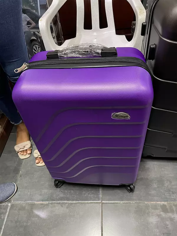carteras y maletas - Maletas plásticas medianas. Nuevas.  2