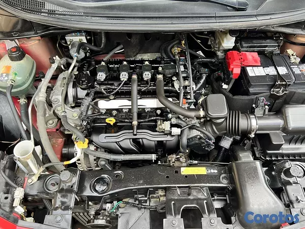 carros - Nissan versa rojo  5