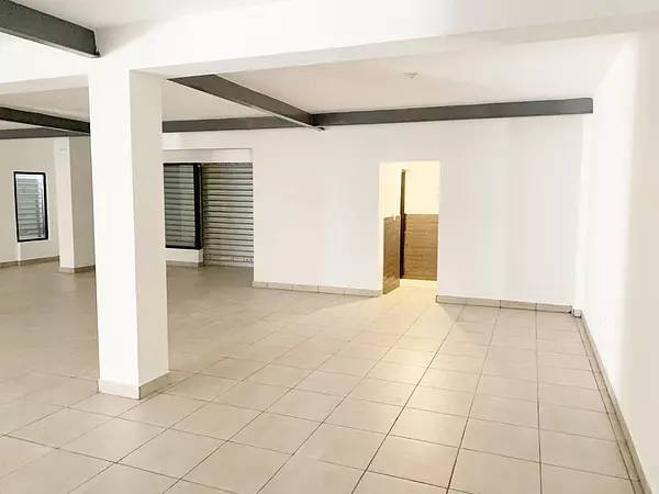 oficinas y locales comerciales - Local esquinero en Zona universitaria  5
