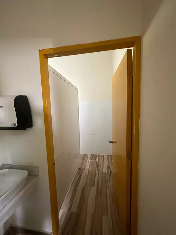 oficinas y locales comerciales - Se Alquila Edificio Comercial de 3 Niveles en Santiago 4