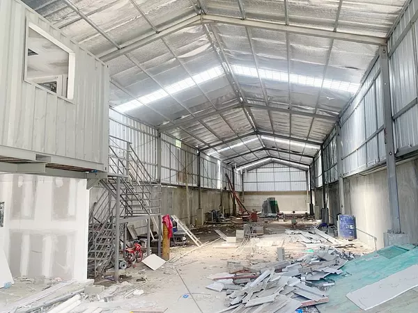 oficinas y locales comerciales - Nave céntrica en la Fe  6