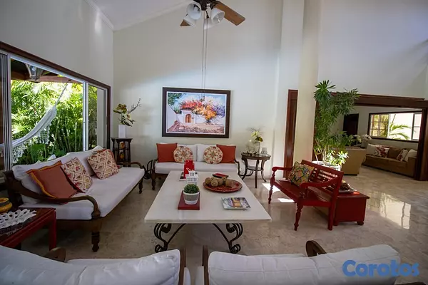 casas vacacionales y villas - Espaciosa villa de estilo clásico distribuida en dos niveles. 10