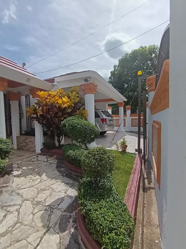 casas - Vivienda con Patio en Llanos de Gurabo 1