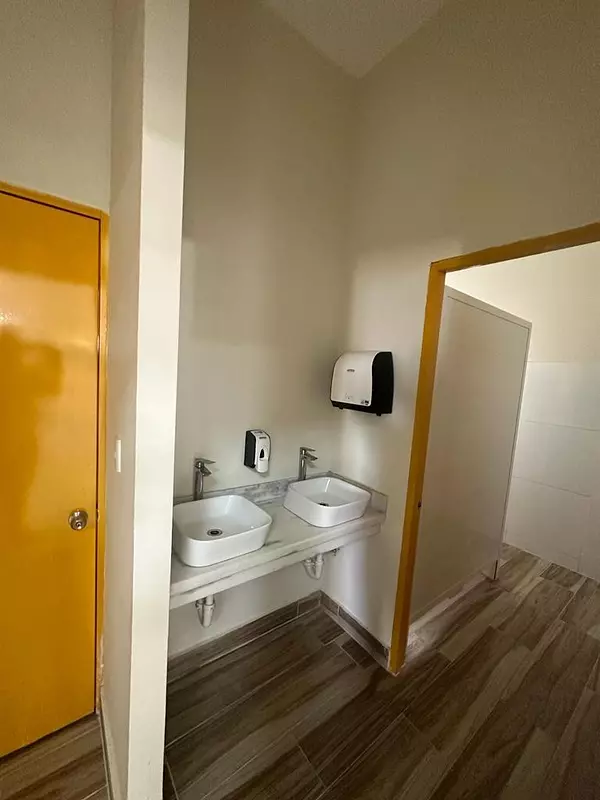 oficinas y locales comerciales - Se Alquila Edificio Comercial de 3 Niveles en Santiago 2