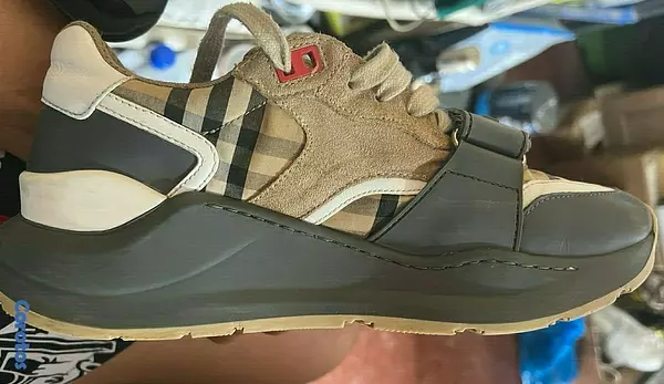 zapatos para mujer - Tenis Burberry Size 6 de Mujer Usado como nuevo  2