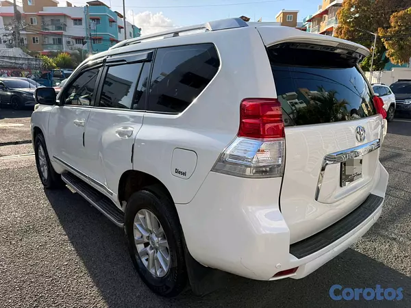 jeepetas y camionetas - Toyota Land Cruiser Prado 2013 VX 4x4 Con nevera 3 filas bien cuidada 4