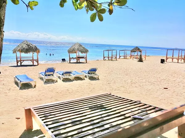 casas vacacionales y villas - Vendo bella villa de 2 niveles y con piscina y jardín 2