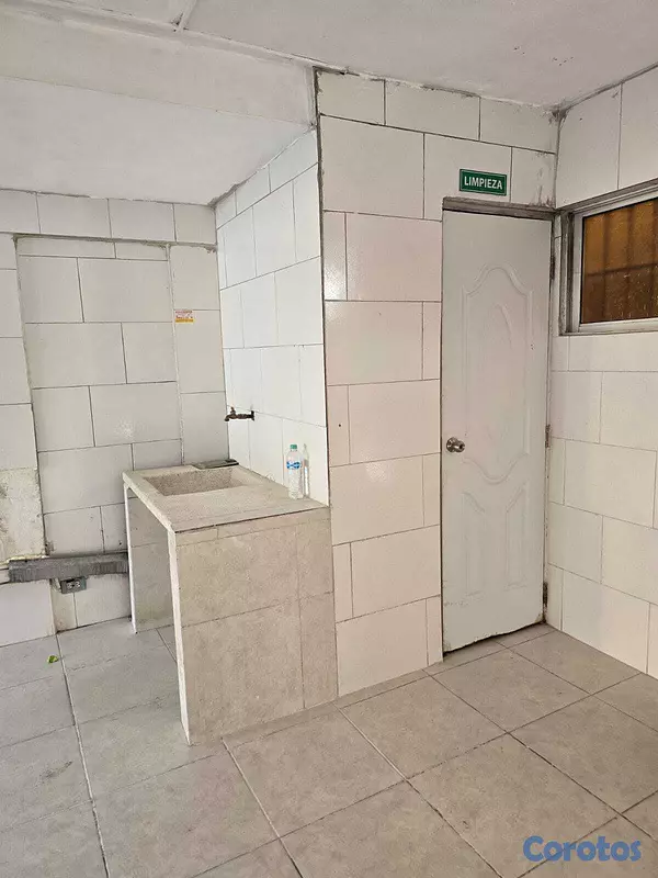 oficinas y locales comerciales - Local, amplio salón con baño dentro.  A 5 metros d 4