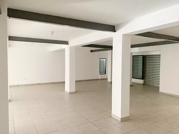 oficinas y locales comerciales - Local esquinero en Zona universitaria  4