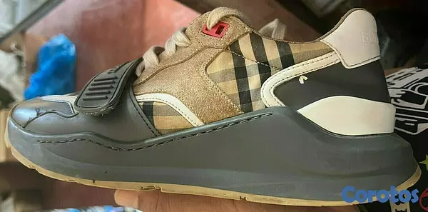 zapatos para mujer - Tenis Burberry Size 6 de Mujer Usado como nuevo  3