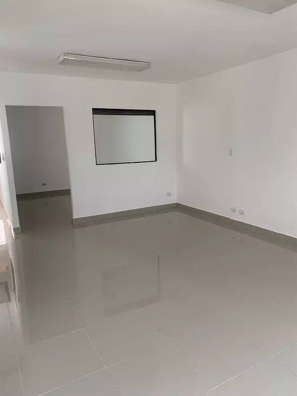 oficinas y locales comerciales - Local en zona comercial a una cuadra de la churchill 5